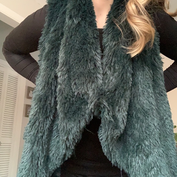 Faux fur Vest ( Sacramento Green) - Picture 3 of 5
